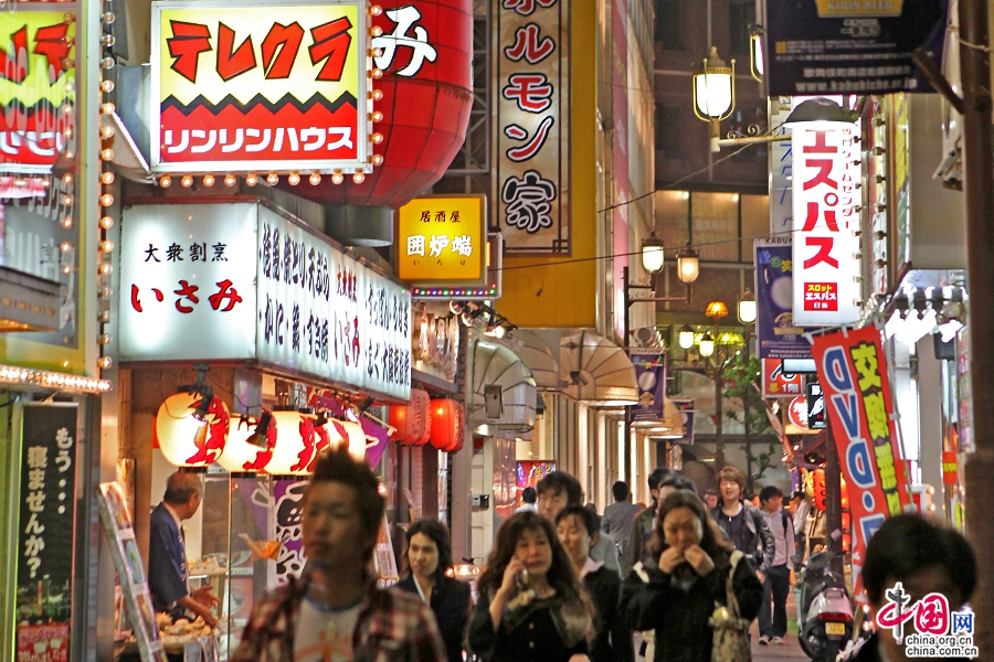 歌舞伎町是饮食店、游艺设施和电影院等集中的欢乐街