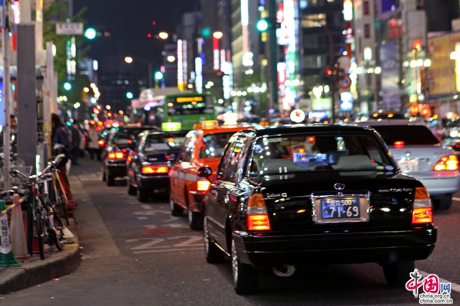 入夜后歌舞伎町入口外等候的出租车排成长龙