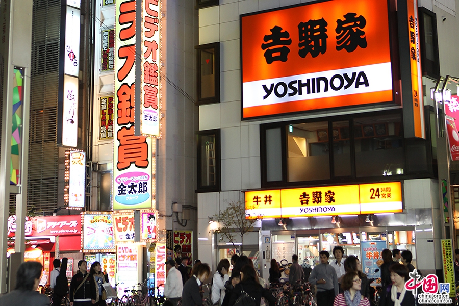 歌舞伎町内合法与非法活动混集
