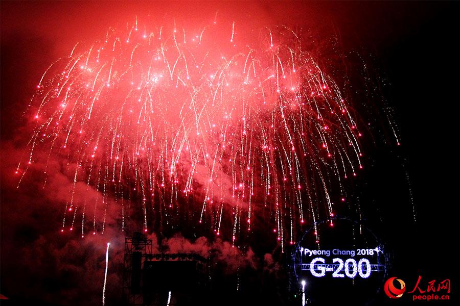当地时间7月22日晚，韩国江原道春川，韩国举行烟花庆典，纪念2018平昌冬奥会开幕进入200天倒计时。 陈尚文摄