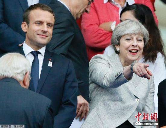 当地时间2017年6月13日,法国巴黎,英国首相特蕾莎·梅出访法国,与法国总统马克龙一起观看法国对阵英格兰的足球友谊赛。
