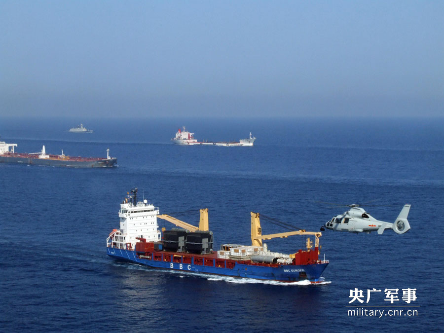 舰载直升机正在为亚丁湾各国商船保驾护航。