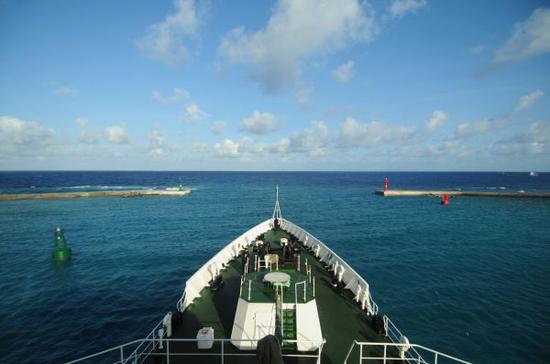 资料图：2015年8月14日，三沙市综合执法1号船驶离永兴岛码头，前往西沙群岛永乐群岛开展为期两天的岛礁生态保护巡查。 新华社记者 魏骅 摄