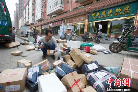 资料图:即将投送的快递。 张云 摄