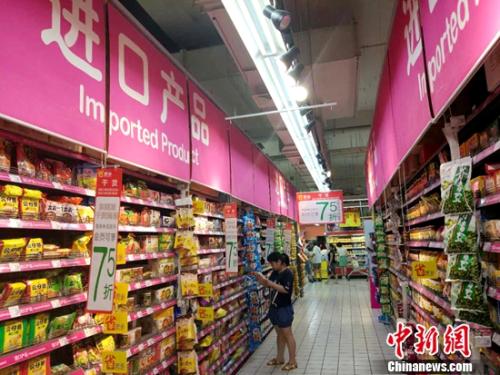  居民在超市购物。（资料图）中新网记者 李金磊 摄