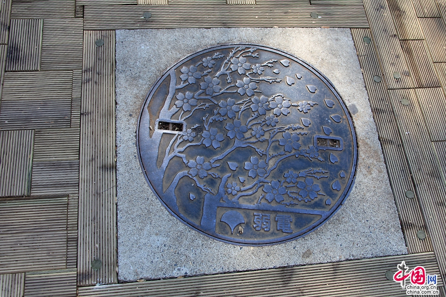 上野公园井盖上有着特别的樱花图案