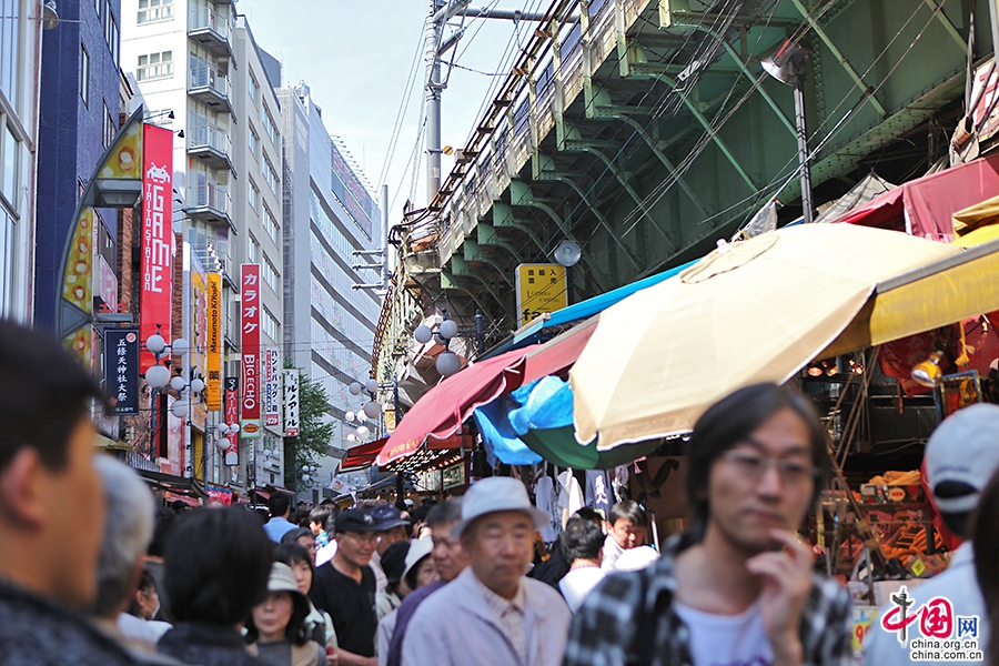 上野橫市場到處是大聲招呼顧客的商人