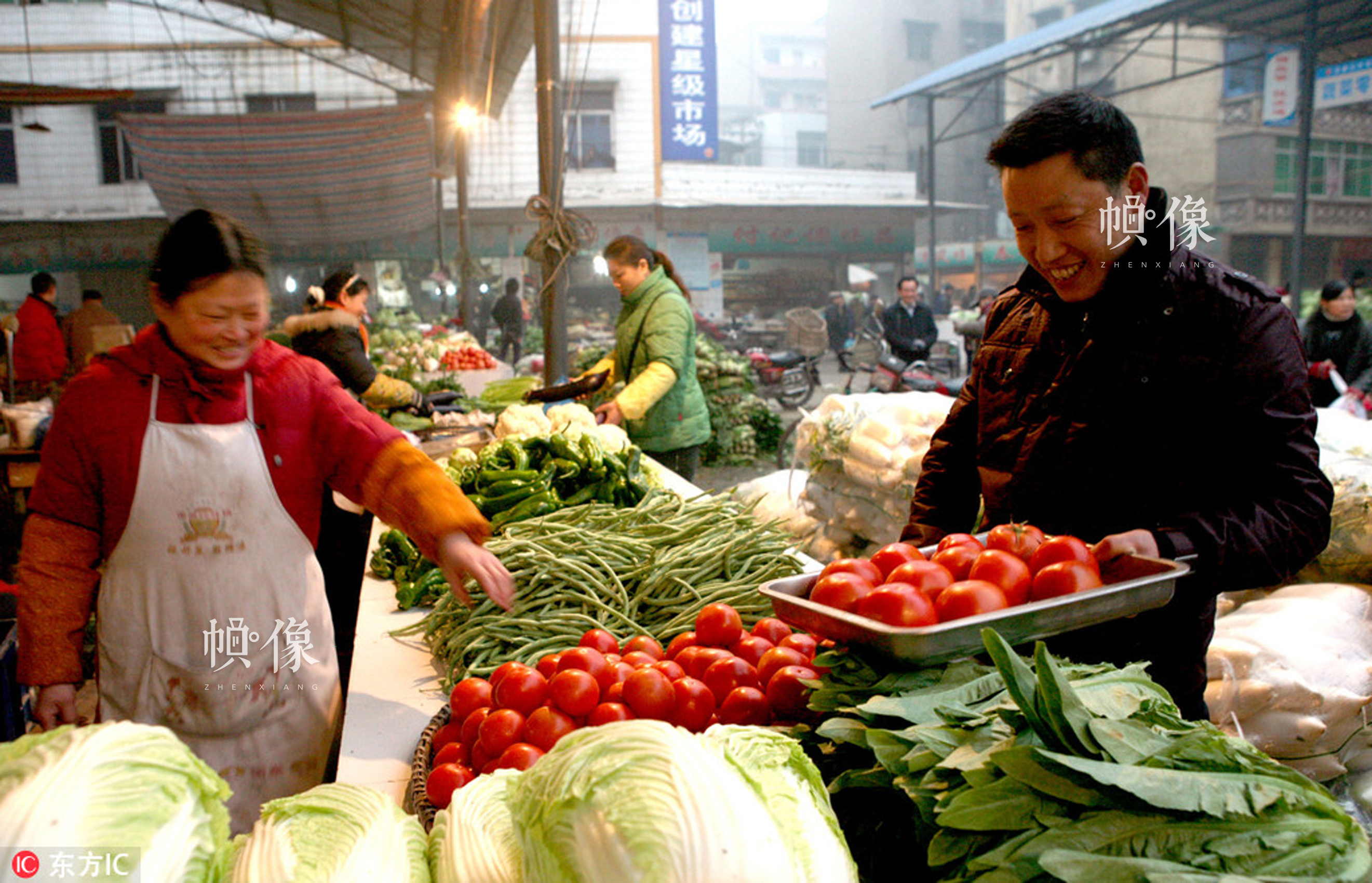 2009年12月24日，四川华蓥市一市民在农贸市场选购刚上市的新鲜蔬菜。东方IC