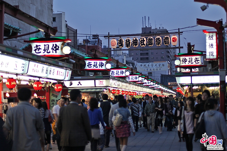 仲见世通开街于18世纪初的江户时代