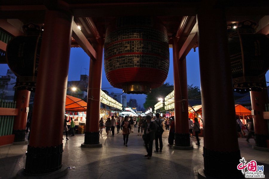 从浅草寺仁王门回看仲见世通