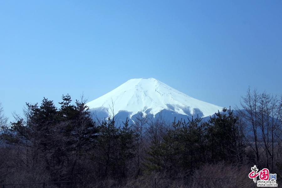 富士山山巅白雪皑皑