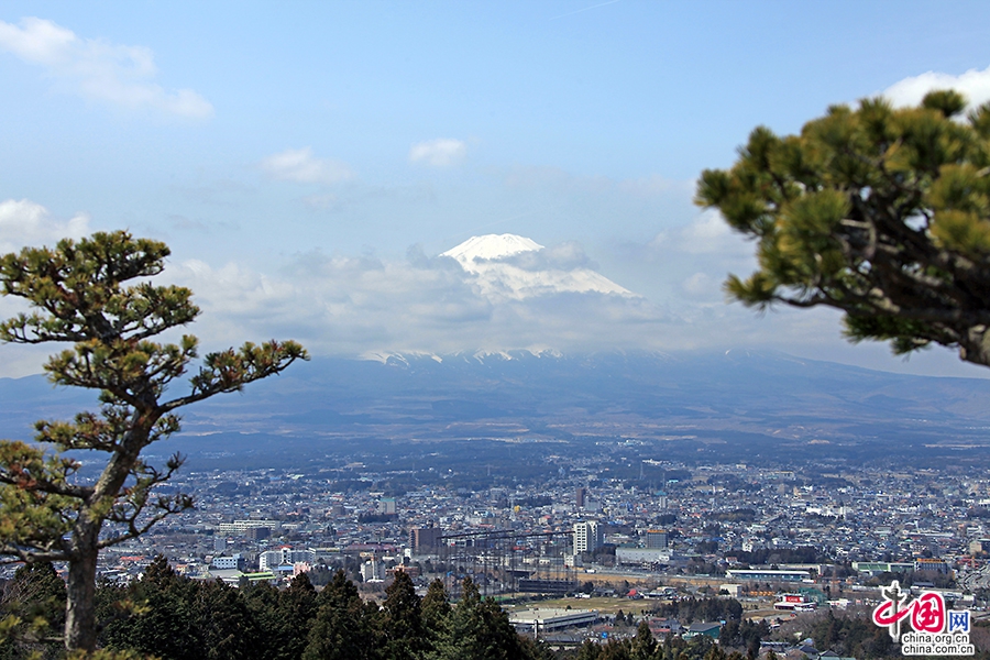 富士山飄渺雲間