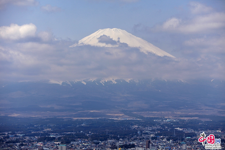 富士山飘渺云间