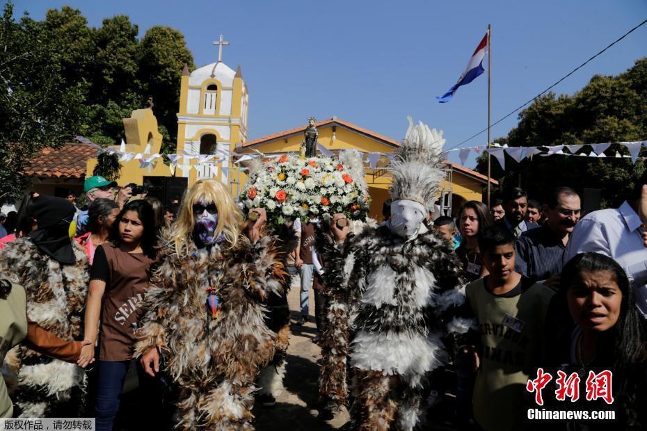 巴拉圭居民着“奇装异服”庆祝传统节日