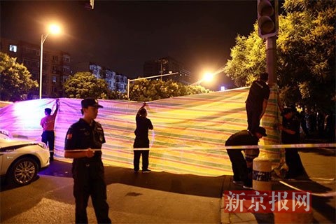 保安在周围拉起围挡。新京报记者 浦峰 通讯员 方芳 摄