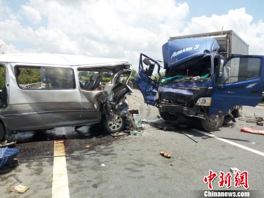 广西钦州货车与面包车相撞致5死10伤（图）