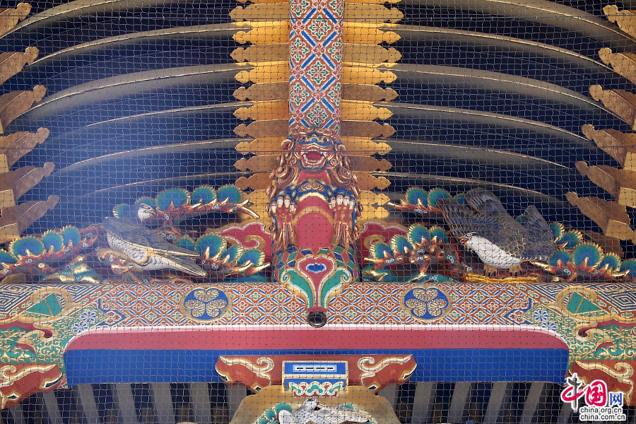 上野东照宫社殿正门上装饰着狮子与鹰