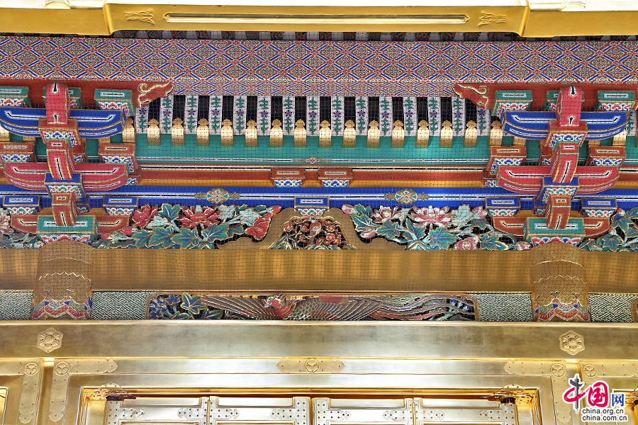上野东照宫社殿檐下遍绘彩绘
