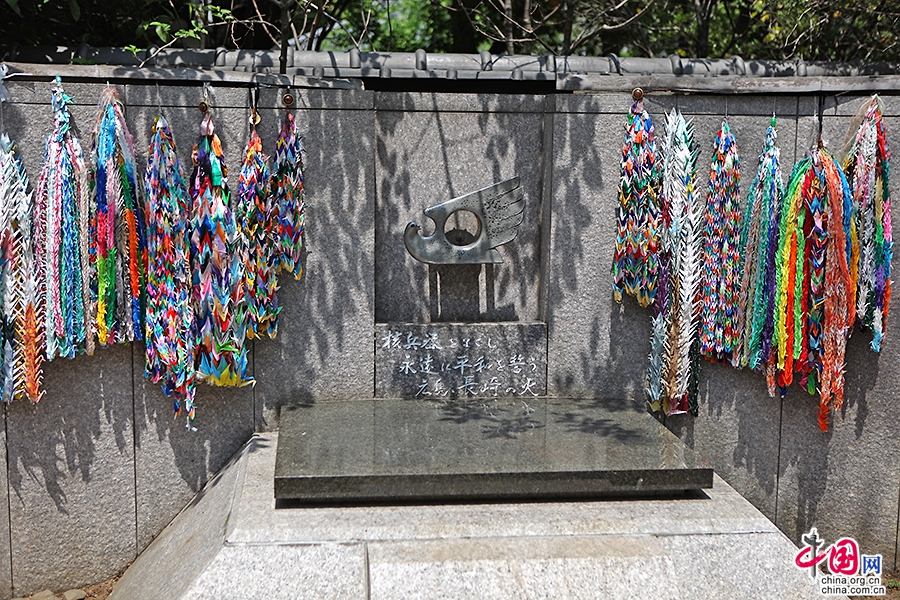 长崎原子弹纪念碑被放置在东照宫表参道一侧
