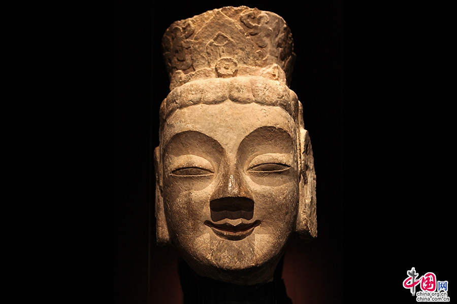 菩薩頭部（6世紀，中國龍門石窟）