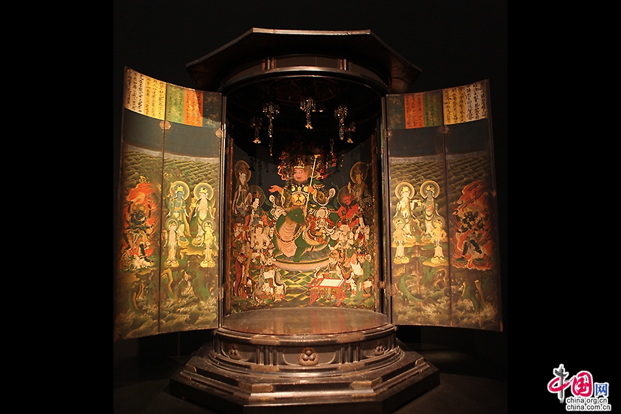 爱染明王坐像的木制佛龛（13-14世纪）