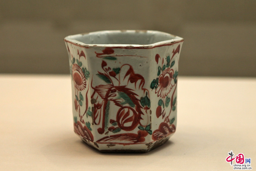 彩繪麒麟菊花文水杯（18世紀）