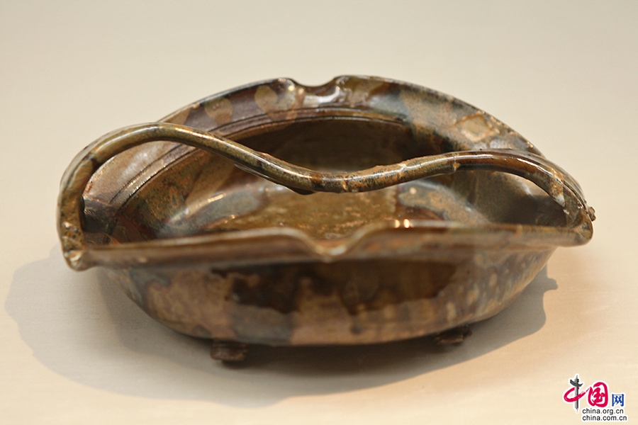 褐釉手钵（17世纪）