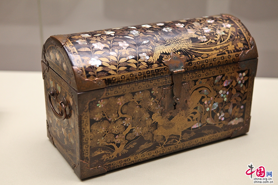 花鸟彩绘螺钿柜(16-17世纪）