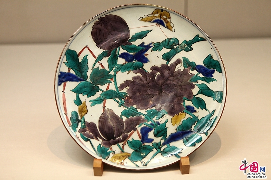 彩绘蝶牡丹纹大盘（17世纪）