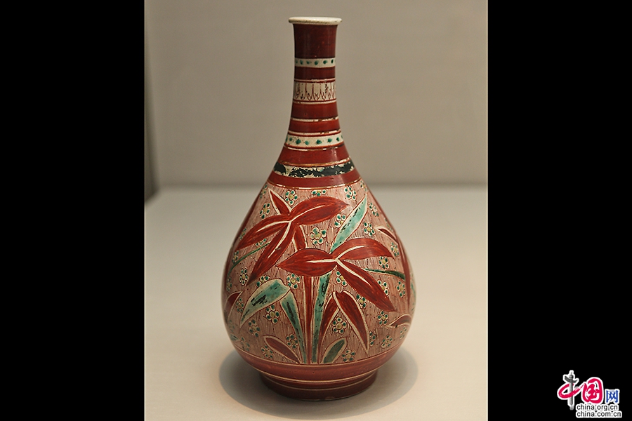彩绘花草纹瓶（17世纪）
