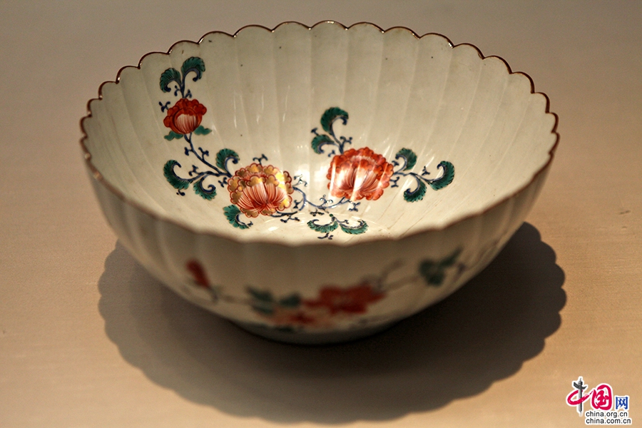 彩绘铁线纹菊花形碗（17世纪）
