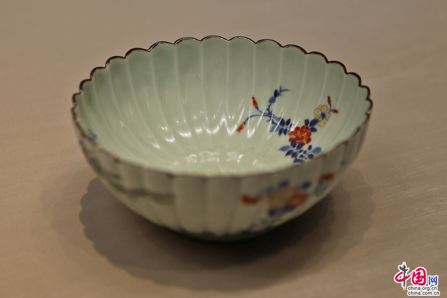 五彩花卉纹菊花形碗（18世纪）