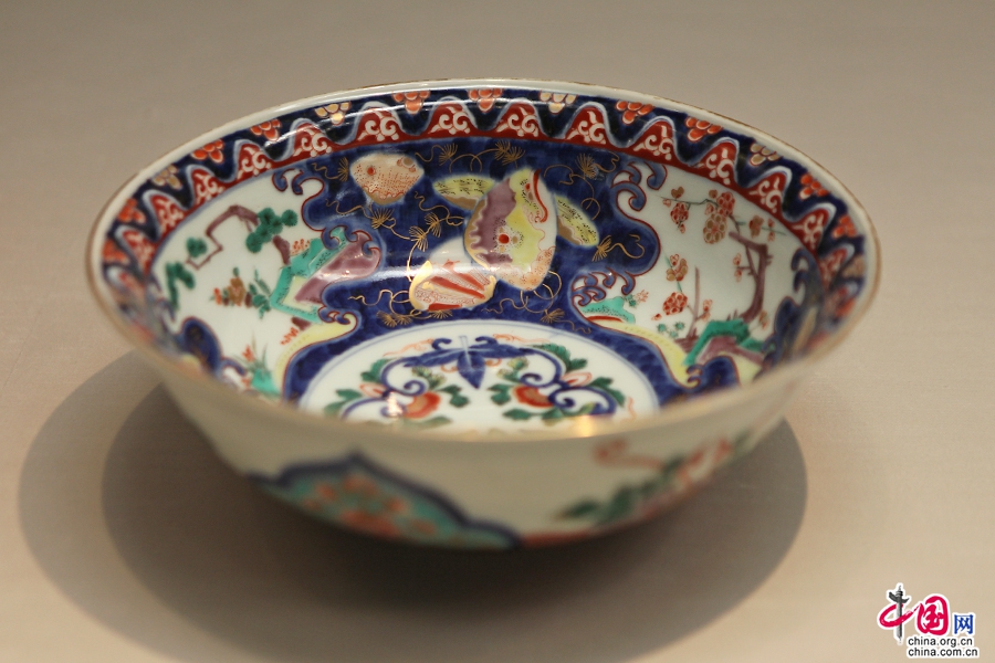 彩绘花卉纹碗（18世纪）