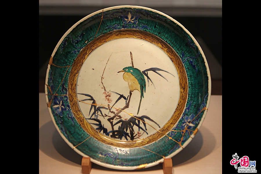 彩绘翠鸟图平钵（17世纪）