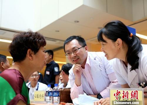  资料图：黑龙江省当地民众体验来自台湾顶级医疗专家的医疗服务。中新社记者 王舒 摄