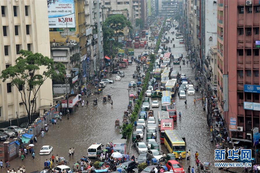 孟加拉国首都达卡遭严重内涝