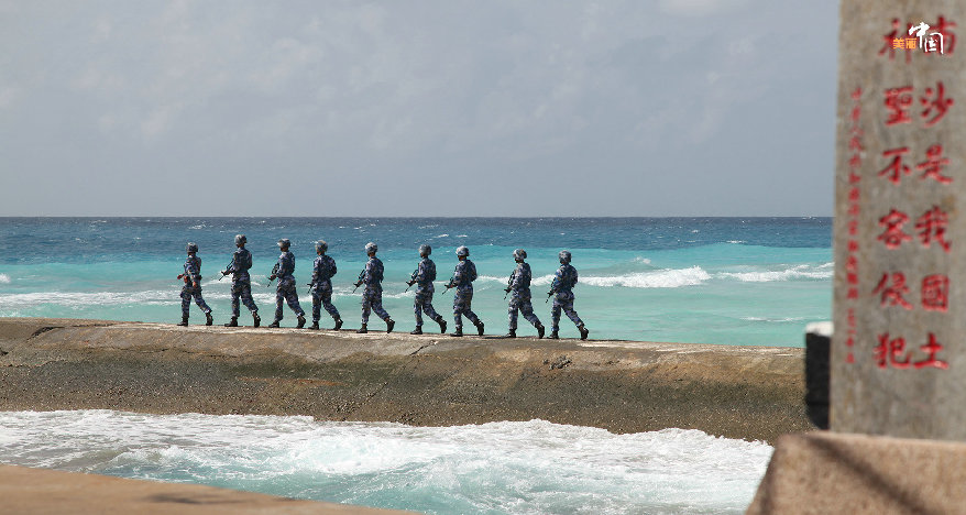 海军南沙守备部队官兵巡逻警戒.