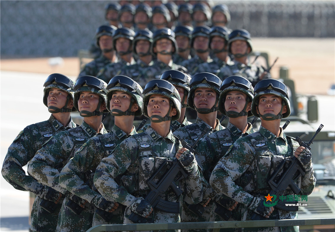 新中国70周年大阅兵，一支的新型作战力量，战略支援部队方队受阅_新浪新闻