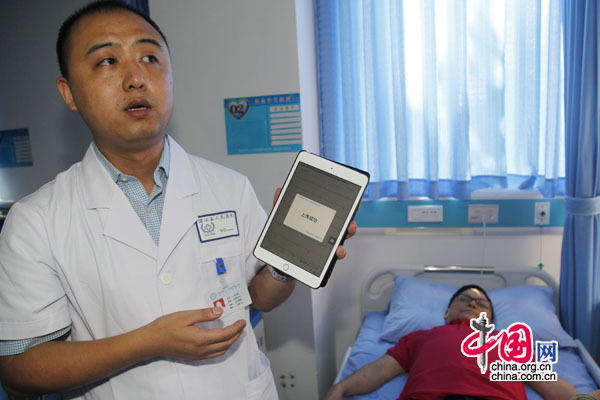 蒲江县人民医院心内科主任、胸痛中心主任刘火军正在为病人测心电图