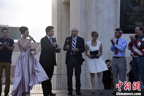 当地时间7月30日,“精彩奥运、唱响和平”奥运主题活动在美国洛杉矶举行。洛杉矶曾两度主办夏季奥林匹克运动会,分别是1932年的第10届和1984年的第23届。33年前的7月28日,第23届奥运会在洛杉矶纪念体育场开幕。33年后,洛杉矶华人在这里举办奥运主题活动,一是庆祝1984年洛杉矶奥运会成功举办33周年,二是支持洛杉矶第三次举办奥运会,三是预祝北京2022年冬奥会圆满成功。 <a target='_blank' href='http://www.chinanews.com/'><p align=