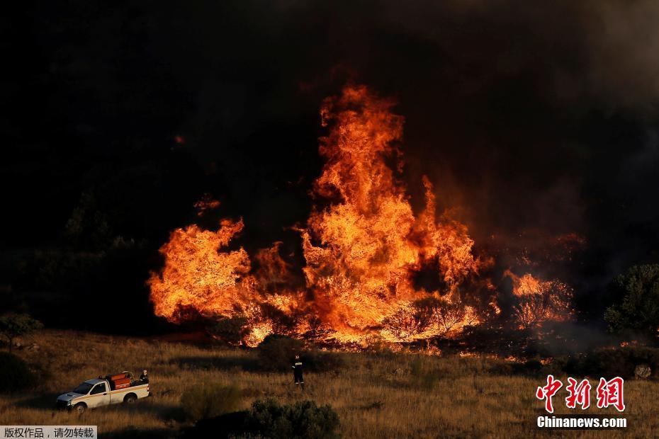 希腊雅典附近山火肆虐 直升机参与灭火