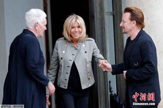 当地时间7月24日，法国巴黎，法国第一夫人布丽吉特·马克龙在爱丽舍宫会见U2乐队的主唱波诺。