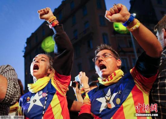 支持独立的民众身穿加泰罗尼亚旗特色的衣服,庆祝投票结束。