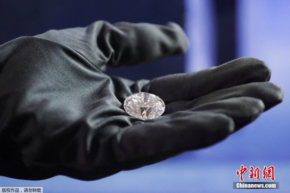 當地時間2017年8月1日，俄羅斯莫斯科，鑽石生産商Alrosa公司展示從179克拉原石切割打磨出的鑽石，51.38克拉的“王朝”鑽石。