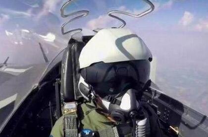 歼20飞行员头盔亮相阅兵：外形酷、内涵多（图）