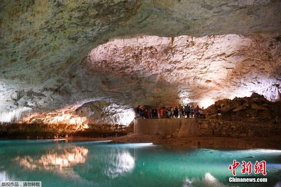 当地时间2017年8月3日，法国格勒诺布尔，民众参观Choranche天然洞穴。