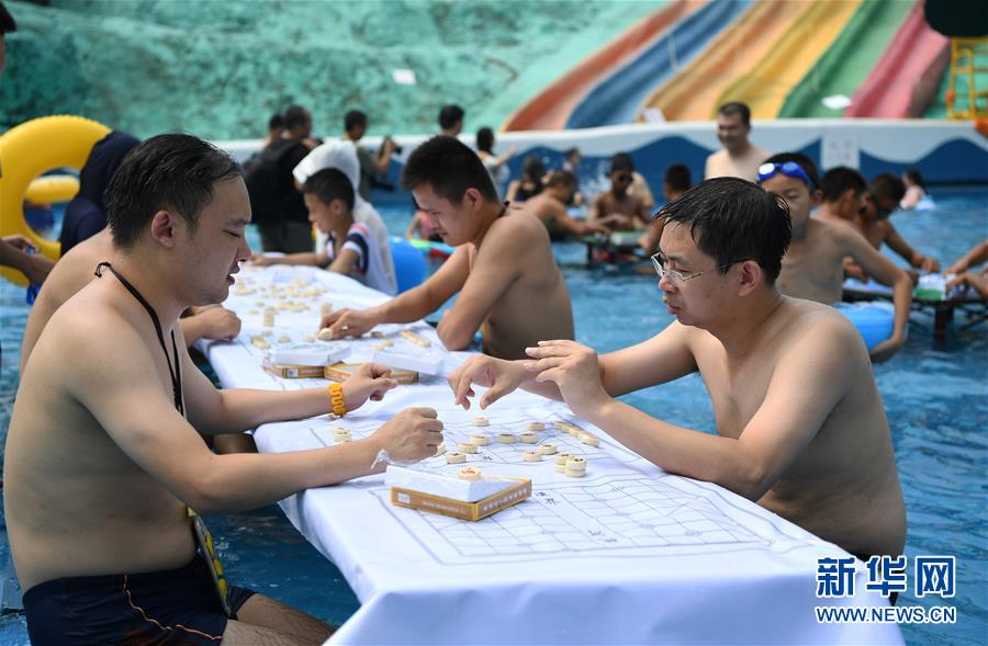 （社會）（2）重慶：“水中棋牌”消酷暑