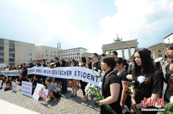 资料图：当地时间6月5日下午，德国首都柏林约200名华人自发在柏林标志性建筑勃兰登堡门前举行集会，沉痛悼念不幸遇害的中国籍留学生李洋洁。一些德国友好人士也参加了此次悼念活动。 彭大伟 摄