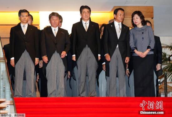 当地时间8月3日，日本东京，日本首相安倍晋三和新任内阁成员集体亮相。