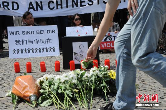 当地时间6月5日下午，德国首都柏林约200名华人自发在柏林标志性建筑勃兰登堡门前举行集会，沉痛悼念不幸遇害的中国籍留学生李洋洁。李洋洁生前就读于德国安哈尔特应用技术大学Dessau校区。5月11日晚，她外出跑步时遇害。此案的两名嫌犯已于5月24日被抓获，两人均系德国籍。此案引起广大旅德中国公民和留学生的高度关注和震惊。 <a target=&apos;_blank&apos; href=&apos;http://www.chinanews.com/&apos;><p align=
